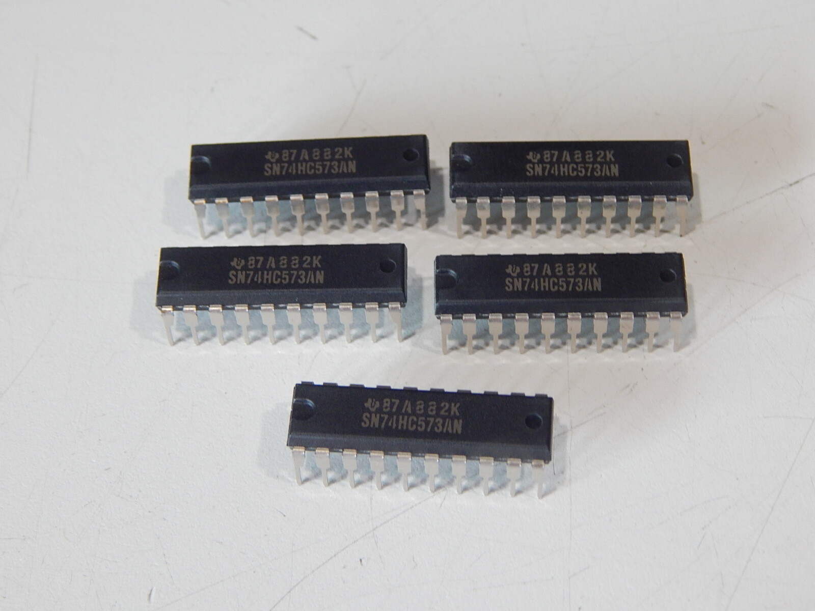 (5) TEXAS INSTRUMENTS SN74HC573AN OCT D-TYPE LATCH 20 PIN DIP - LOT OF 5 IC'S