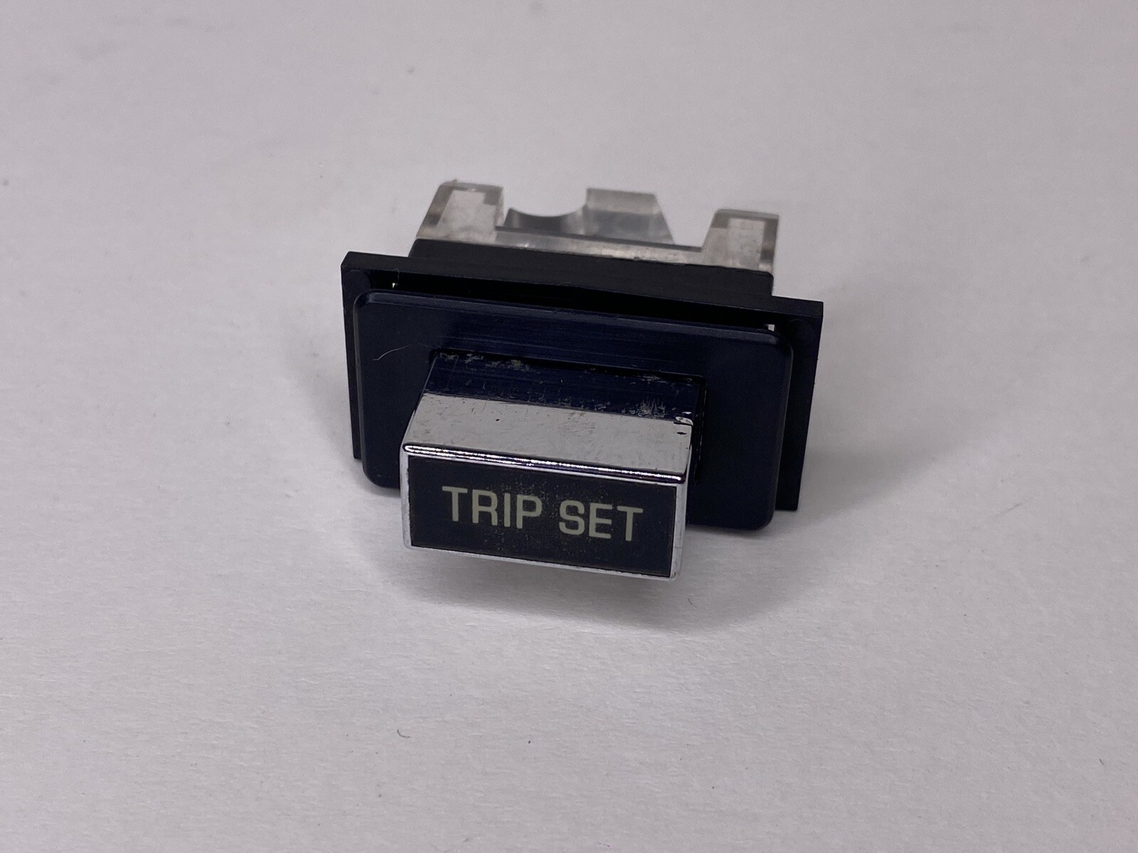 90-96 CADILLAC FLEETWOOD BROUGHAM D’ELEGANCE DIGITAL CLUSTER TRIP SET BUTTON