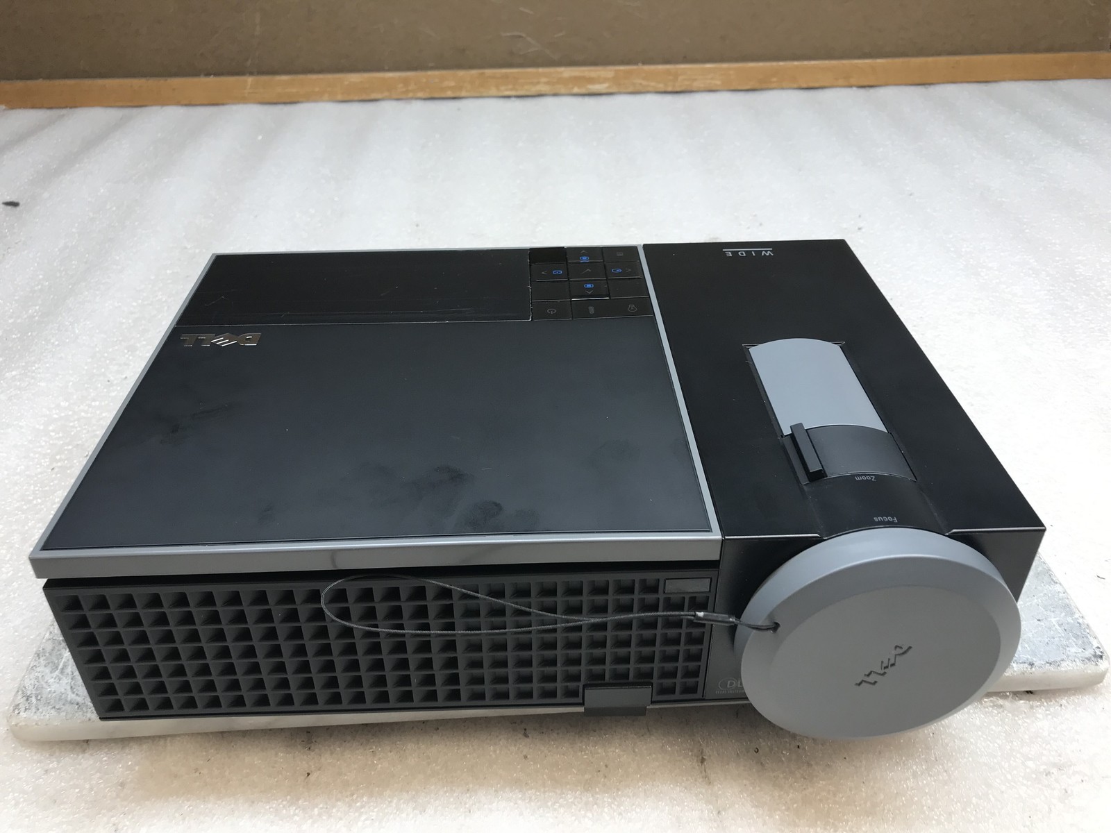 Dell 1610HD DLP Projector 1610 HD 3500 ANSI Lumens HD 90 Hours w/ Case & Cables
