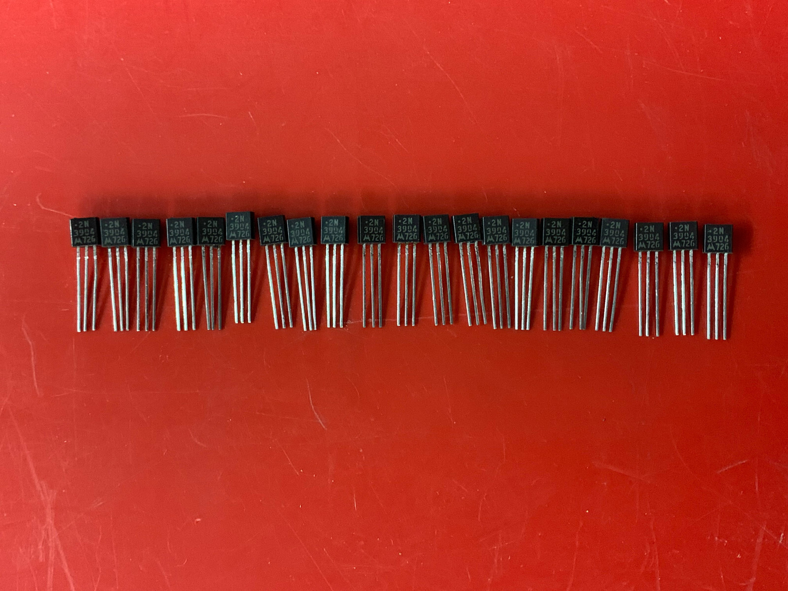20x 2N3904 MOTOROLA  TRANSISTOR SS NPN GP 40V 200MA TO-92