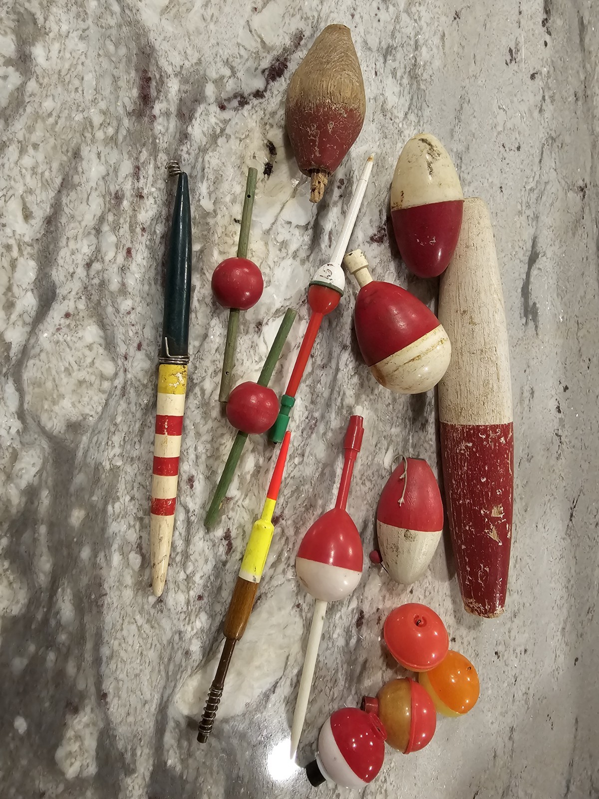 15 Vintage Fishing Bobbers (GT)