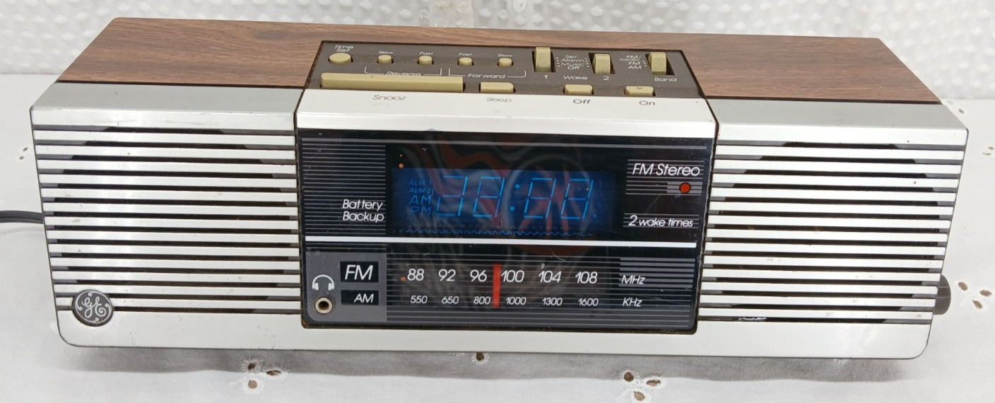 COOL VINTAGE GE GENERAL ELECTRIC GE 7-4945A  ALARM CLOCK RADIO WORKS! FREE SHIP