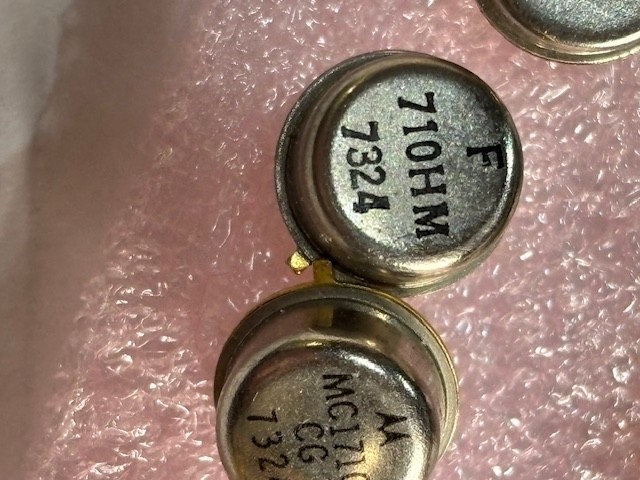 LM710HM High Speed Voltage Comparator 8 pin can Each
