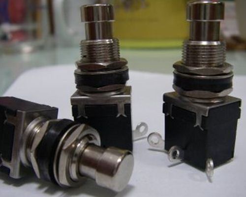 1pcs Locking SPDT PEDAL EFFECT STOMP FOOT SWITCH 102
