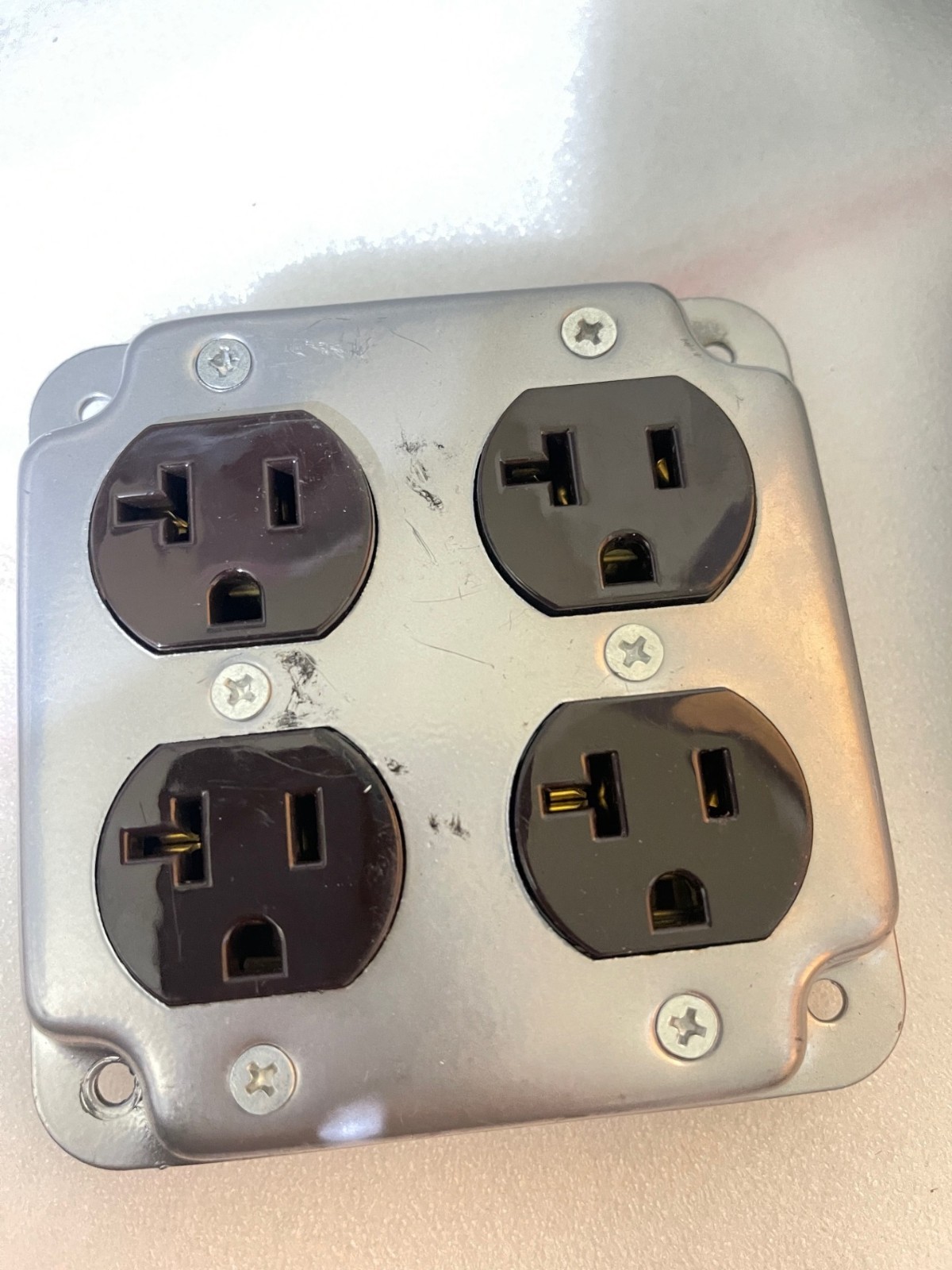 2 Gang Metal plate w/125V 20 Amp Hubbell Brown EARLESS Commercial Duplex Recep1I