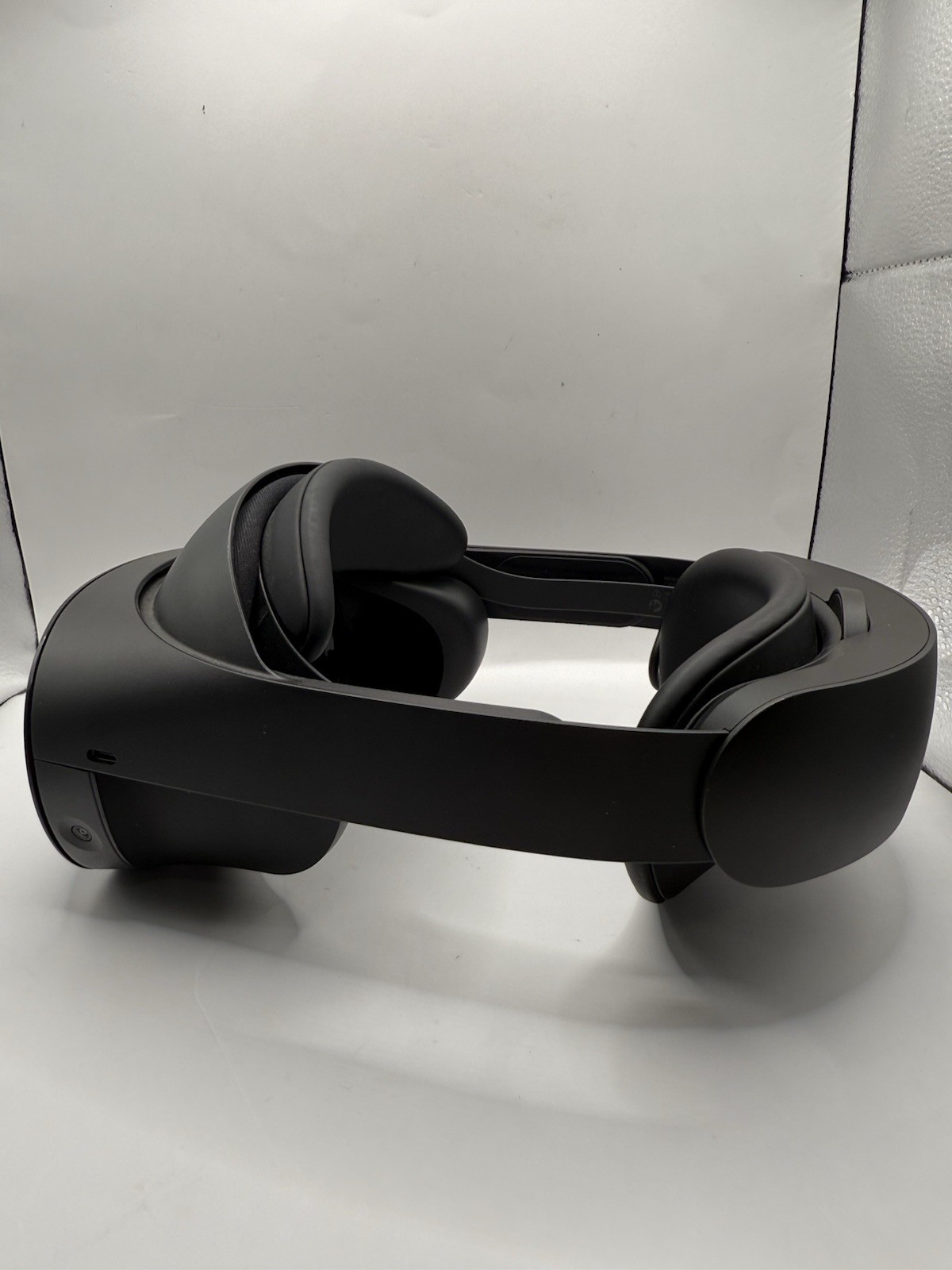 FOR PARTS -- Meta Quest Pro VR 256GB Headset Only No Controllers