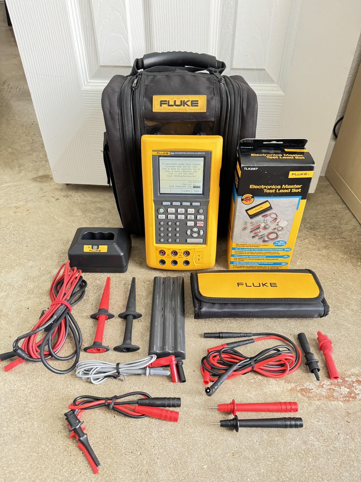 FLUKE 744 Documenting Process Calibrator Meter W / TLK287 LEADS & CHARGER