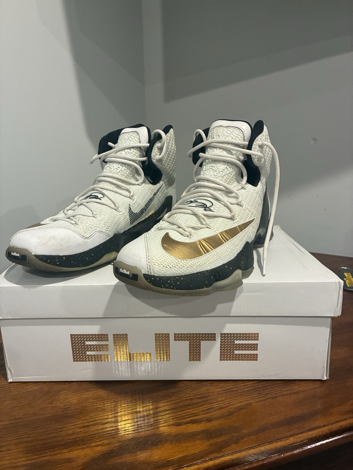 Nike LeBron 12 Elite Men’s Basketball Mid-Top Lace-Up Sneakers White/Black/Gold.
