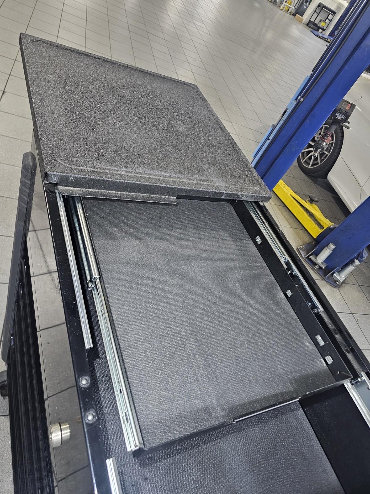 Snap On Tool Box 40 Inch Wide Split Sliding Lid Model KRSC430ABFI7