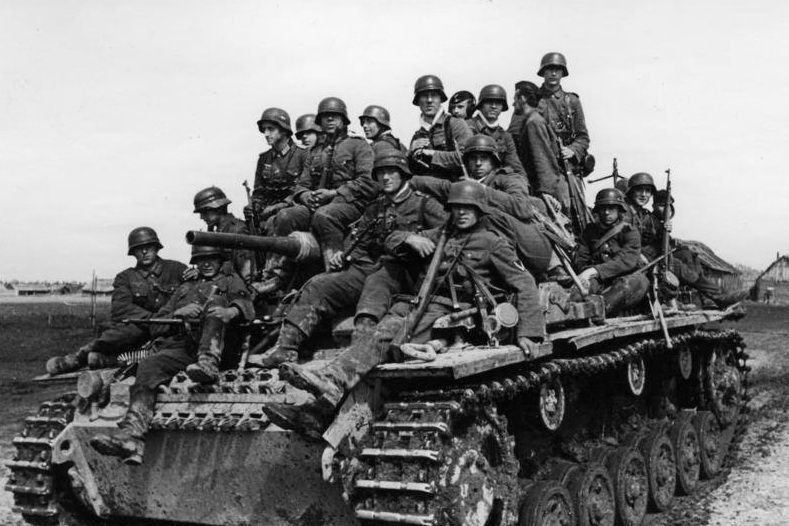 WWII B&W Photo German Panzer III Russia 1942  WW2 World War Two Wehrmacht /4048