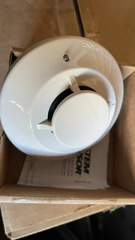 PACK OF TWO (2) NEW SYSTEM SENSOR 2251B SMOKE DETECTOR