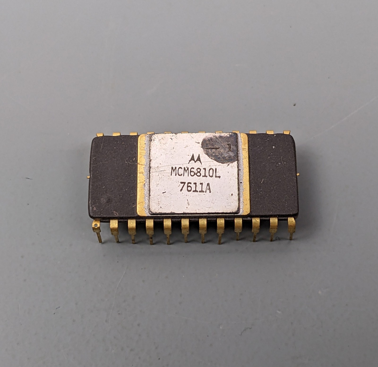 Motorola MCM6810L EARLY 76 Rounded Corner Ceramic Gold SRAM 128 x 8