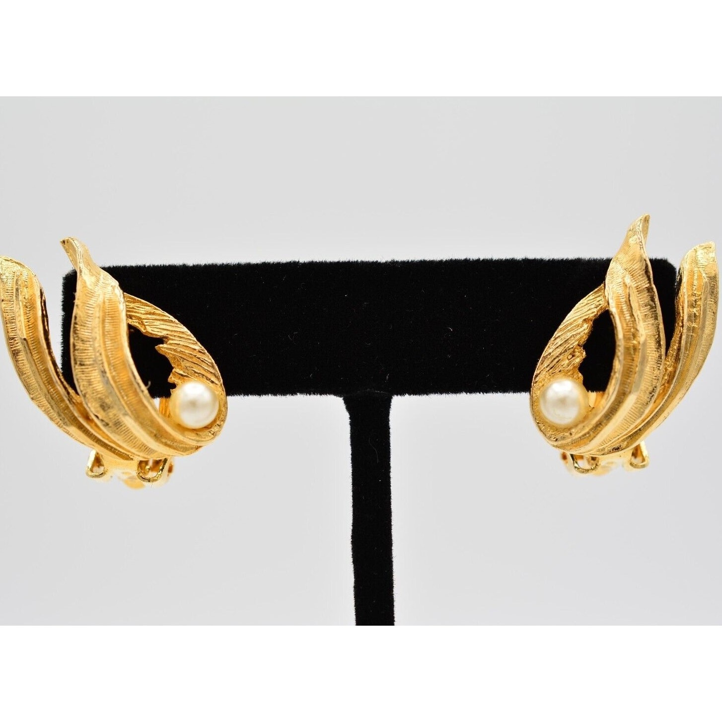 Vintage Clip On Earrings Brushed Gold Tone Pearl Leaf Textured Chunky Heavy 9F