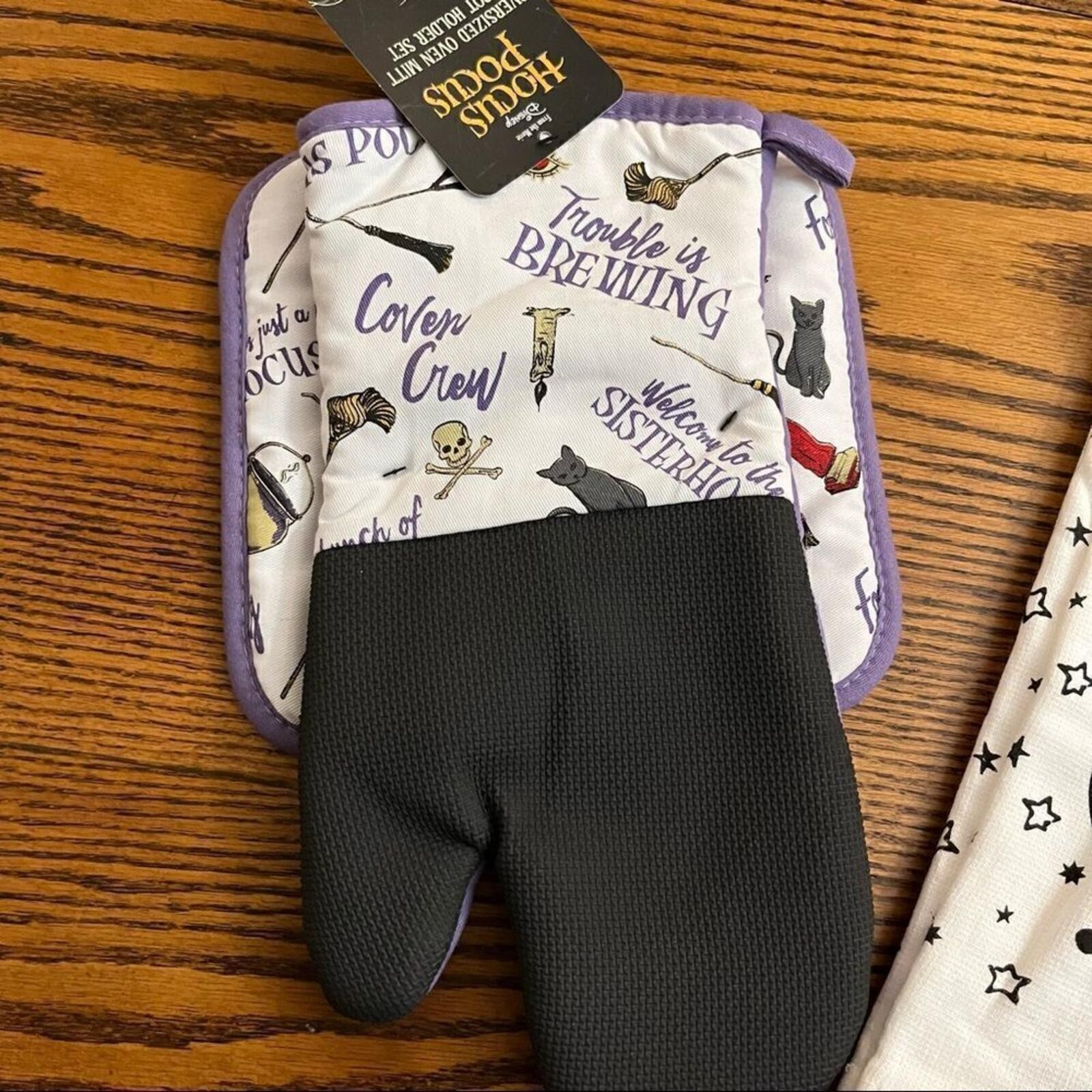 Disney Hocus Pocus Kitchen Bundle Oven Mitt Pot Holder Set Kitchen Towels NWT
