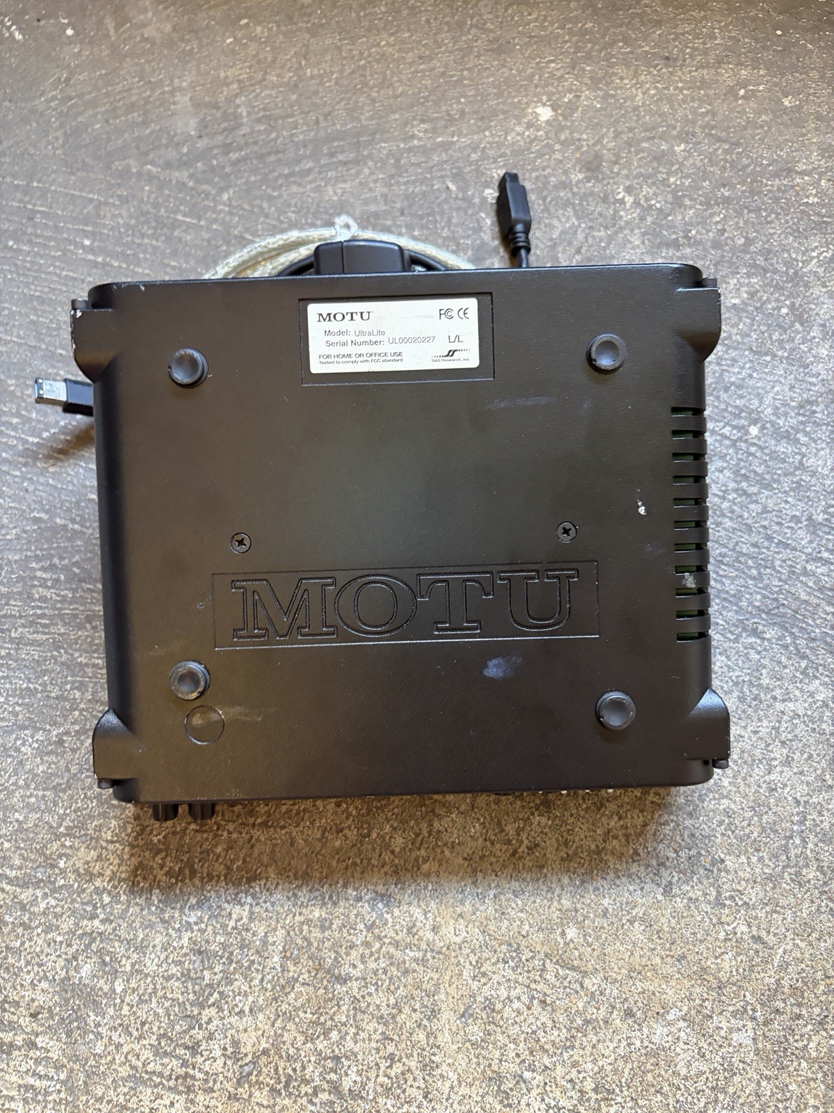 MOTU UltraLite 10x14 FireWire.