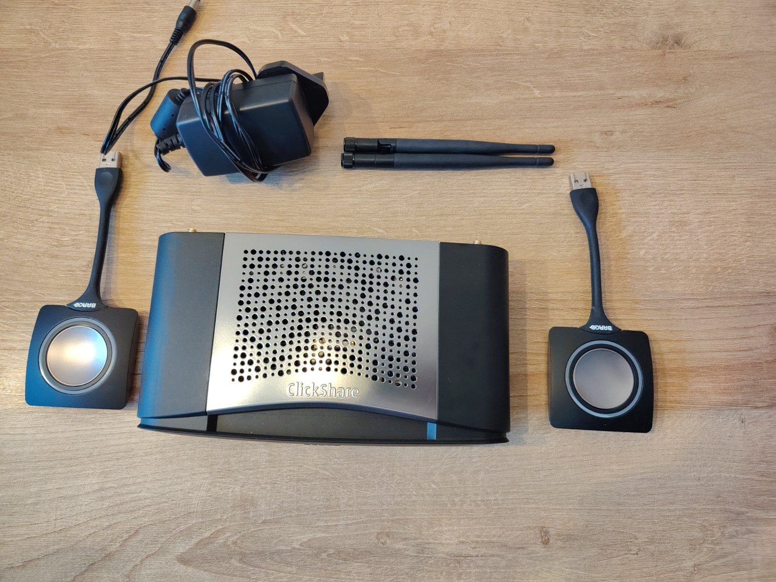 Barco ClickShare CSE-200 Presentation System - Black (R9861520EU) with 2 buttons