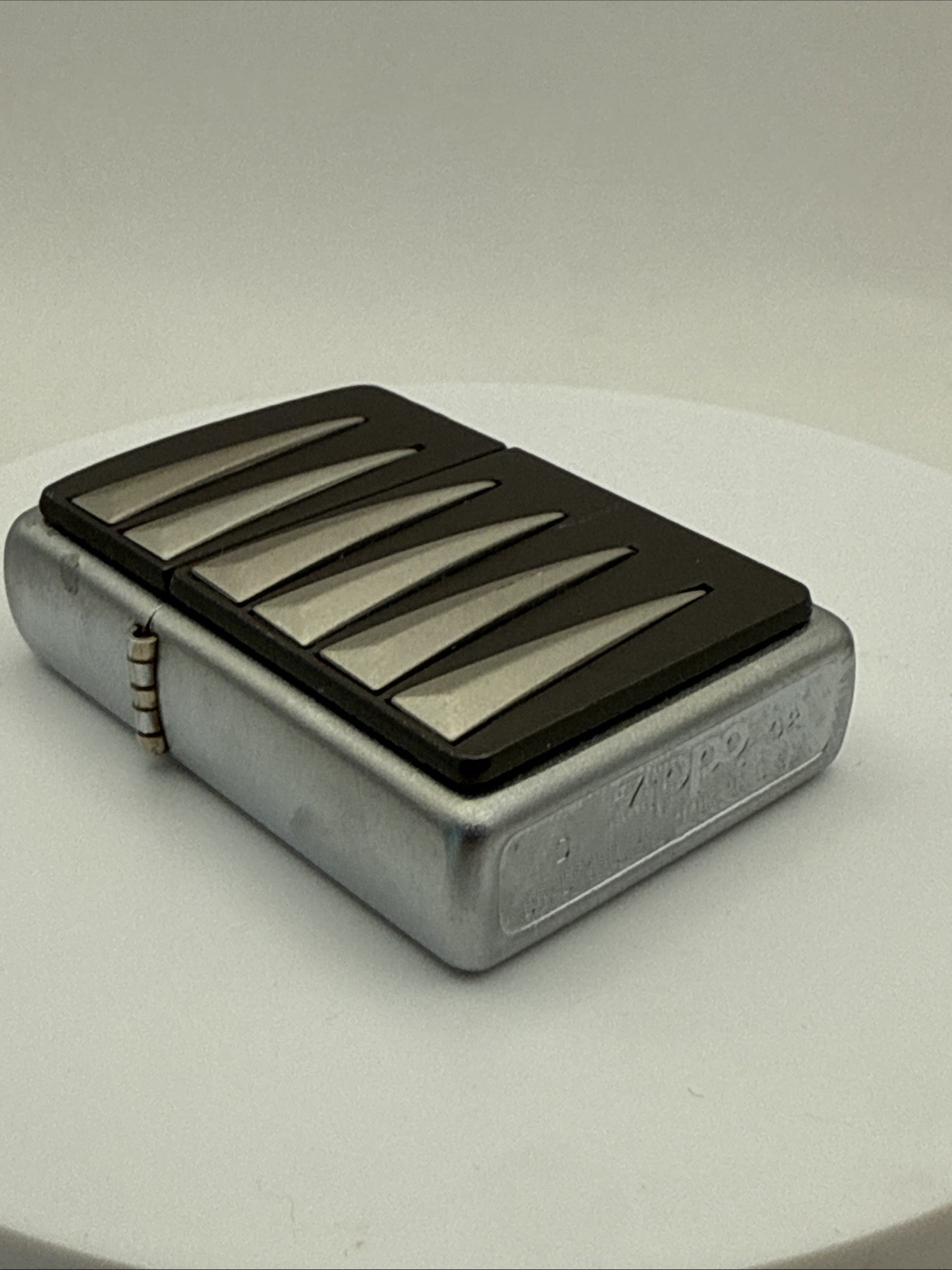 ZIPPO SILVER SPEARS LIGHTER 2002 - BNIB & RARE 389