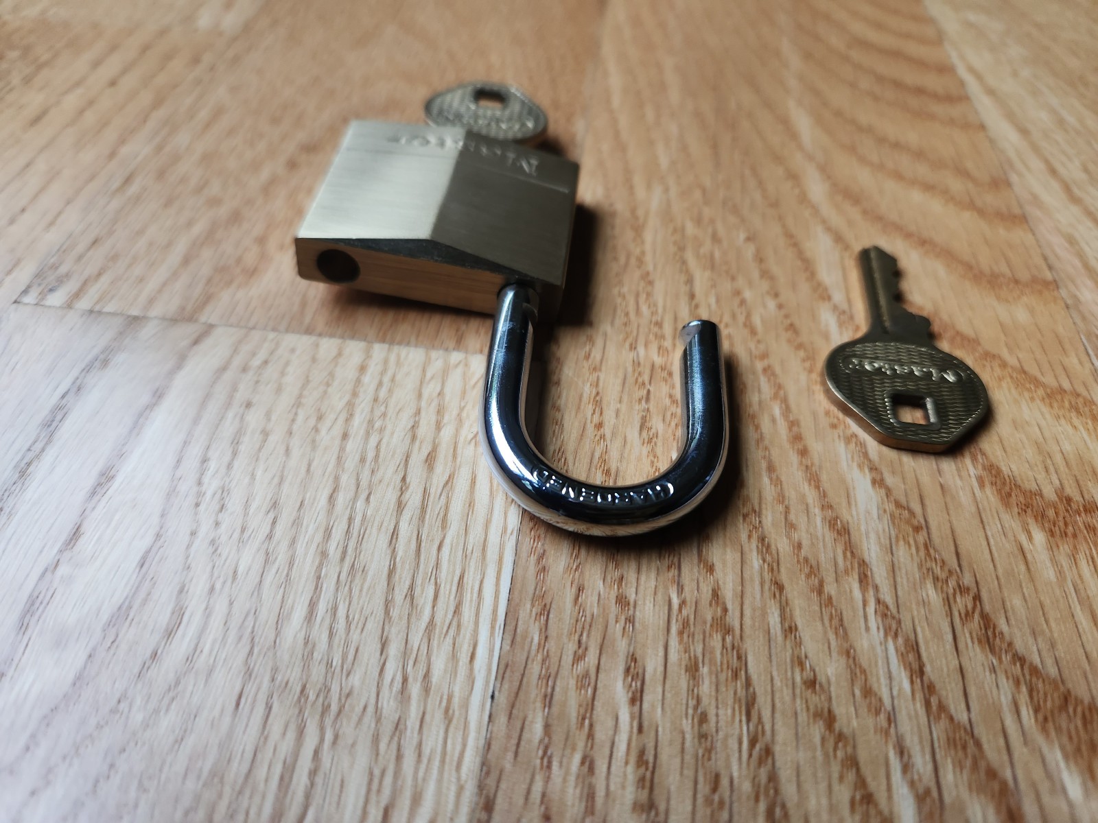 Master Lock Keyed Brass Padlock Spare Key 2.5 in Tall Excellent Toolbox
