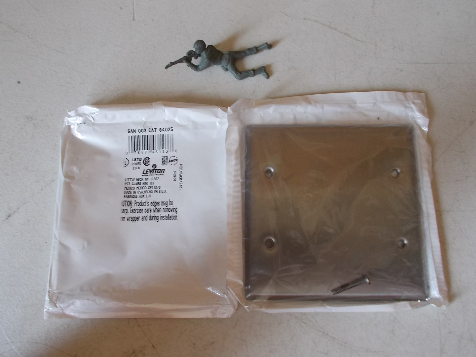 NEW Leviton SAN 003 CAT 84025 Wall Plates, Lot of 2  *FREE SHIPPING*