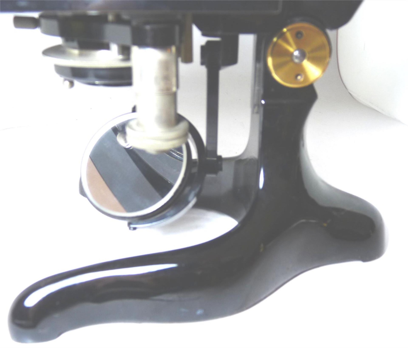E.. LEITZ MICROSCOPE WITH CASE & LENSES 2-881