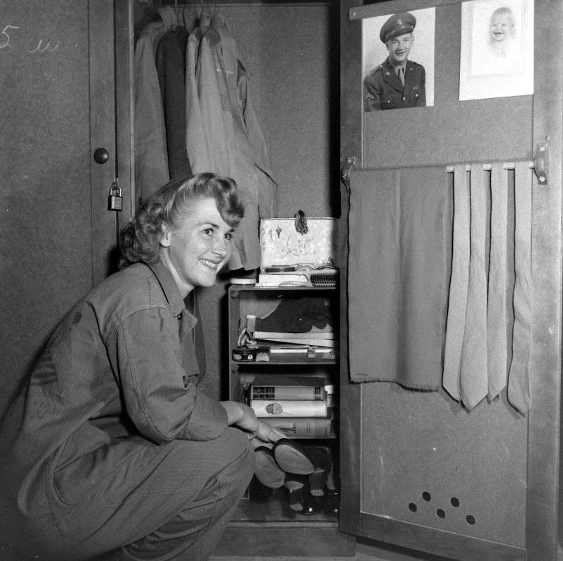 WW2 Photo WWII  Female US Marine Squares Away Her Locker MCWR 1944  USMC / 1483