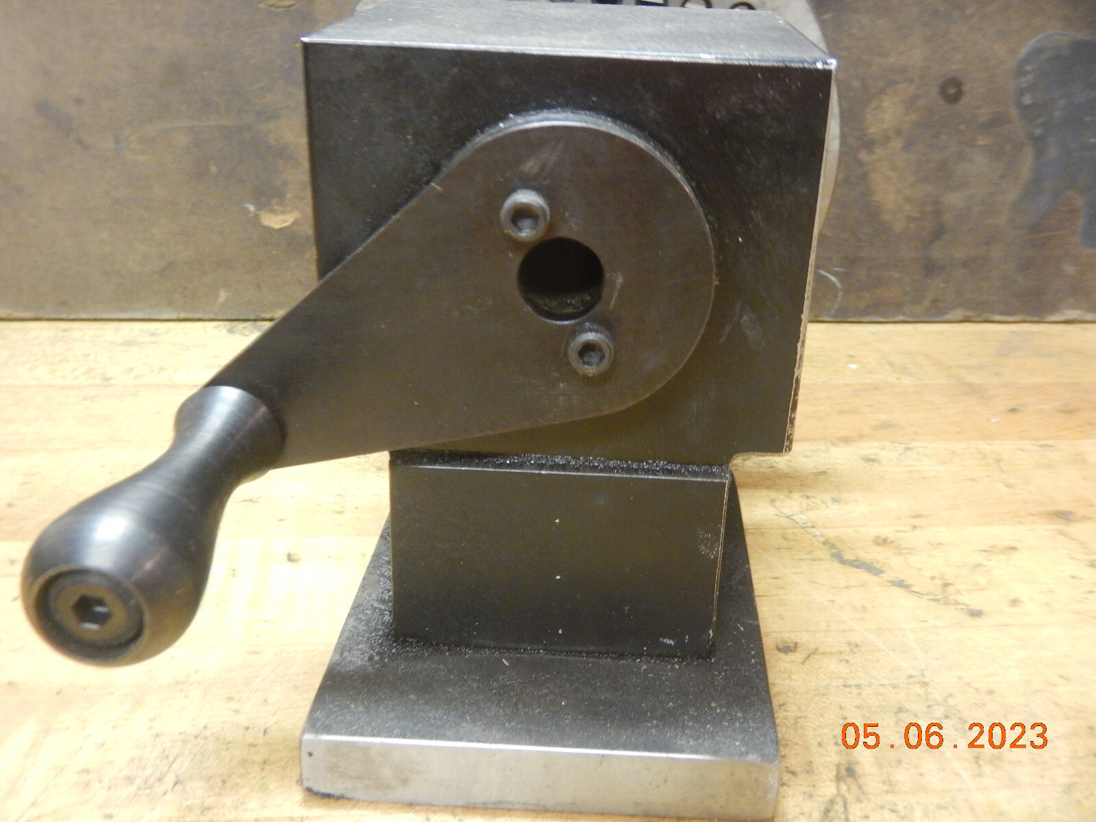 SMALL GRINDER GRINDING PUNCH FORMER SPIN FIXTURE WITH V BLOCK