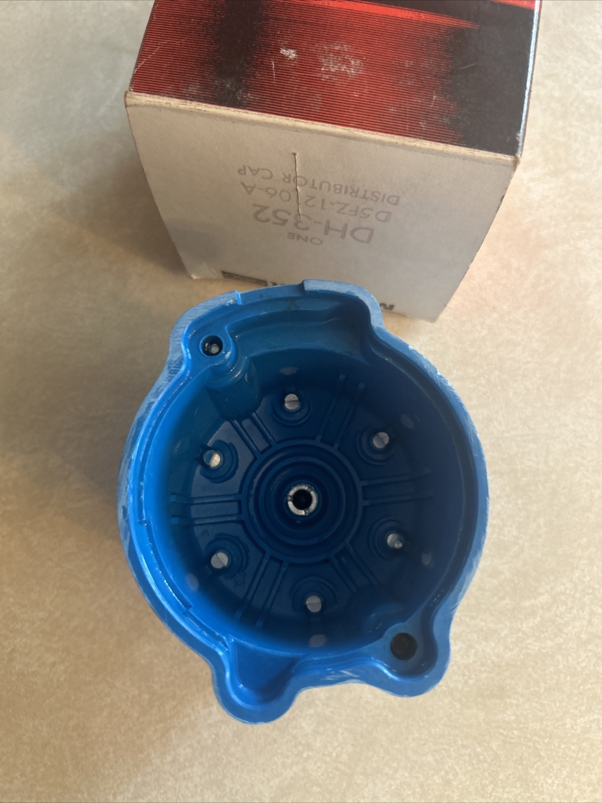NOS Motorcraft DH-352 Distributor Cap - New Old Stock D5FZ-12106-A