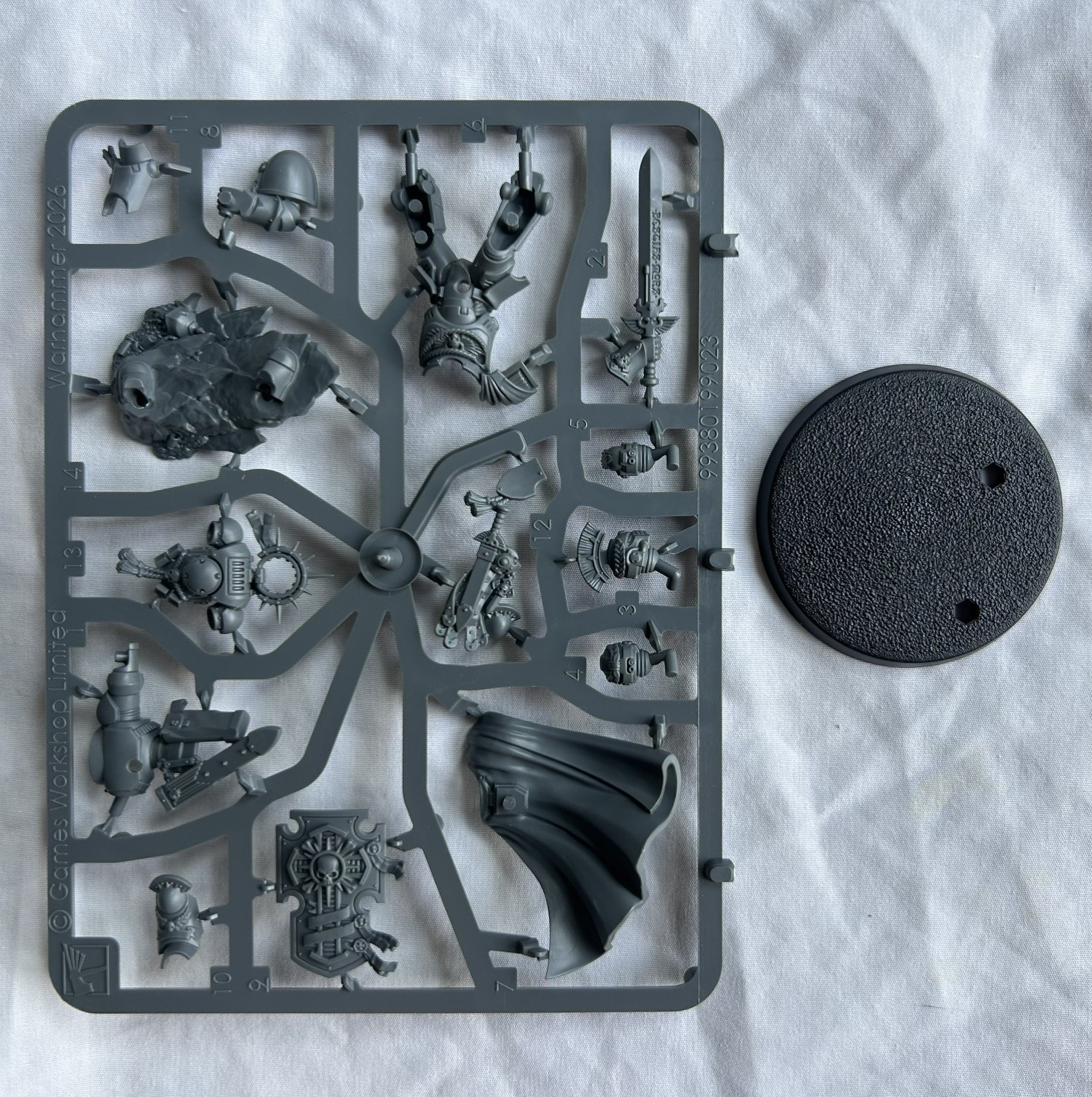 GW  Captain with Relic Shield - Space Marines - Warhammer 40K - NoS   Free Ship