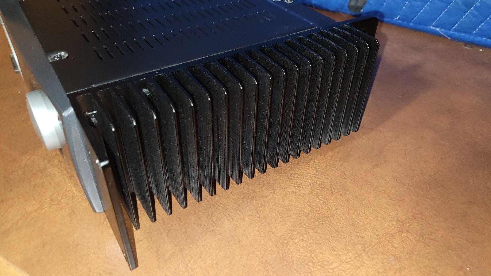 BEHRINGER A500 Professional 600-Watt 2-Channel Reference Amp Excellent Cond