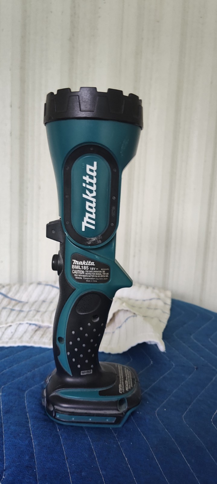 Makita BML185!18-Volt LXT Lithium-Ion Cordless 12 L.E.D. Flashlight