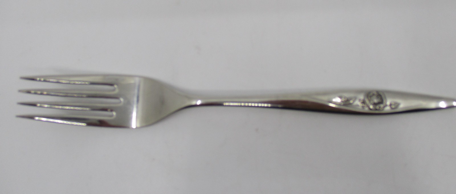 ONEIDA STAINLESS LASTING ROSE DINNER FORK - 7 1/4" - 03J