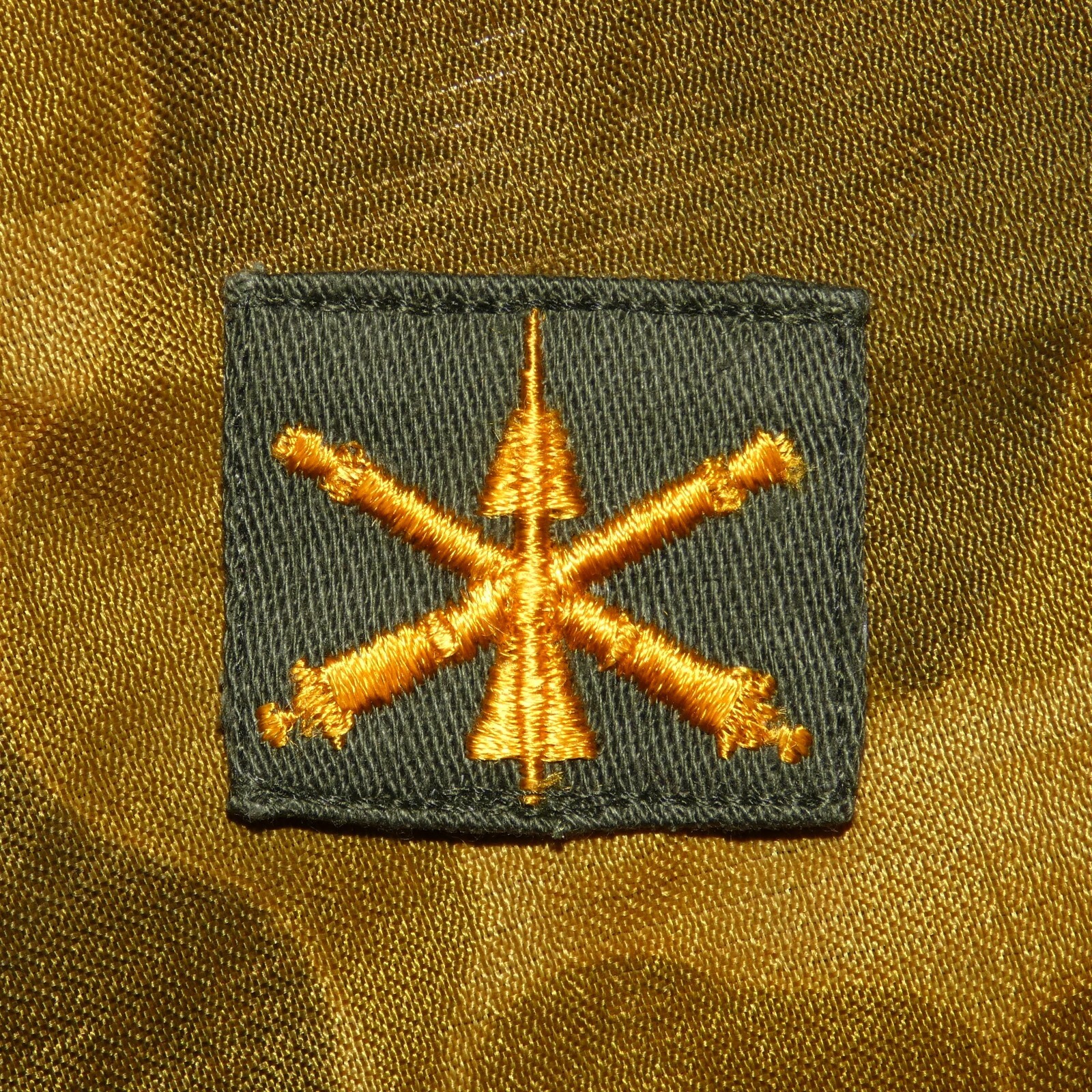 1960s US Army Anti Aircraft Artillery Officer BOS OD Sateen Cloth Collar Badge