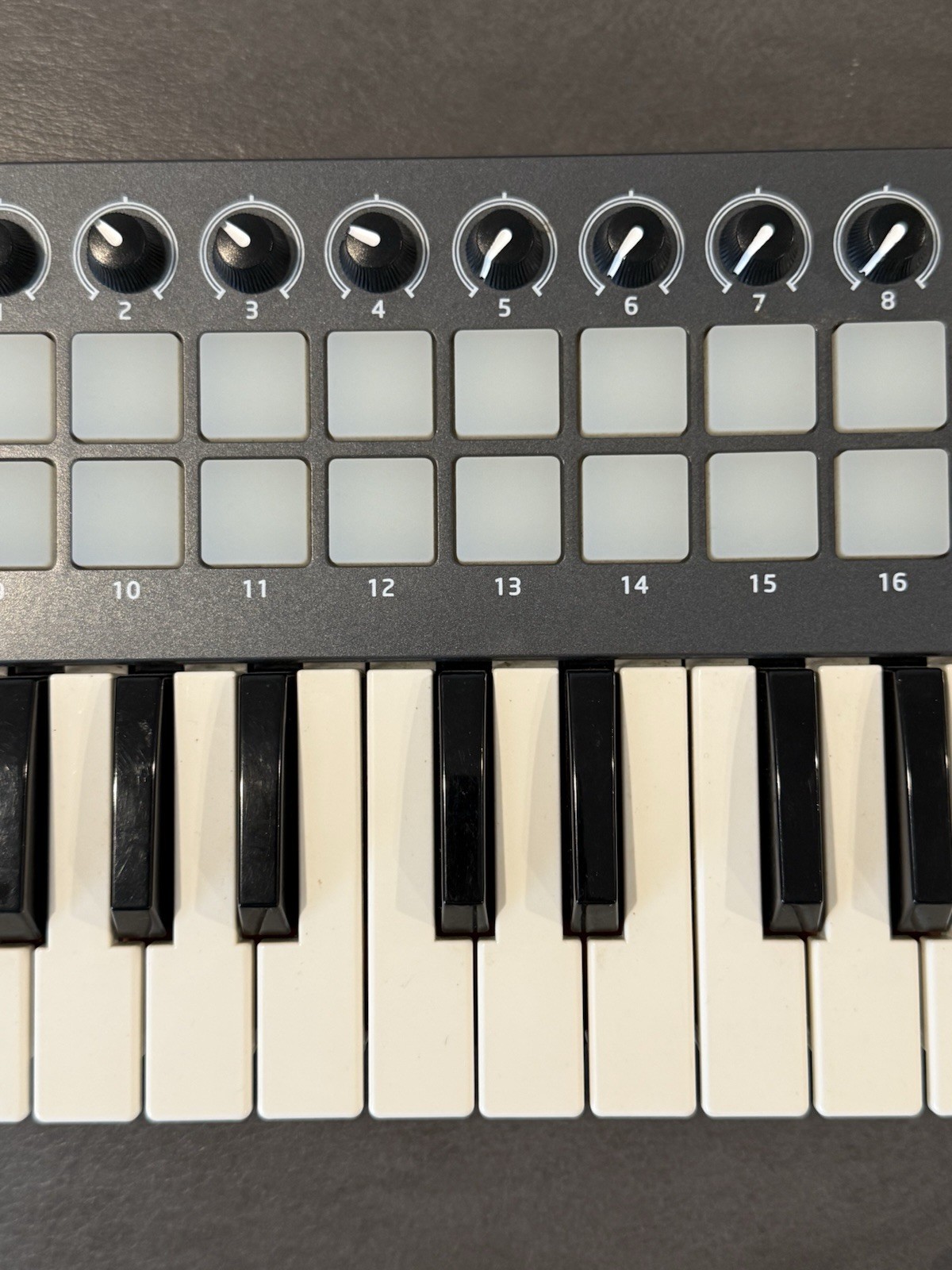 Novation Launchkey MINI 25-Key USB MIDI Keyboard Controller w/ Pads & Knobs