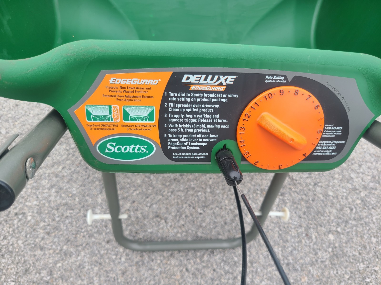 Scotts Deluxe Edgeguard Broadcast Spreader