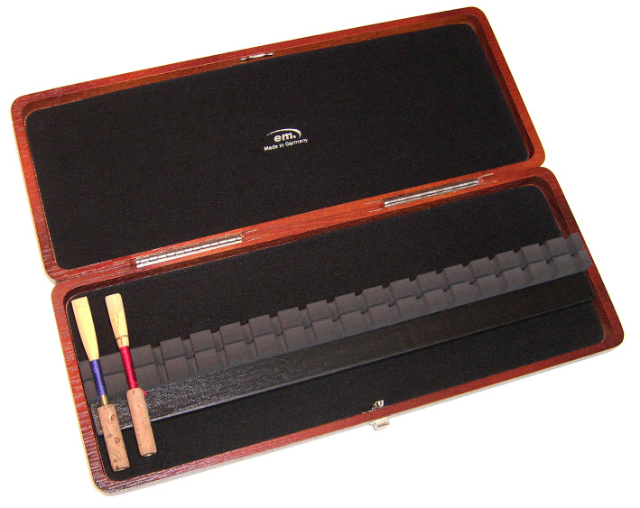 Oboe reed case for 18 reeds to insert