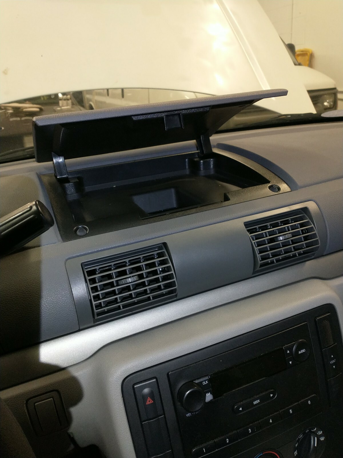 Gray 04-07 Ford Freestar Mercury Monterey UPPER DASH GLOVE BOX