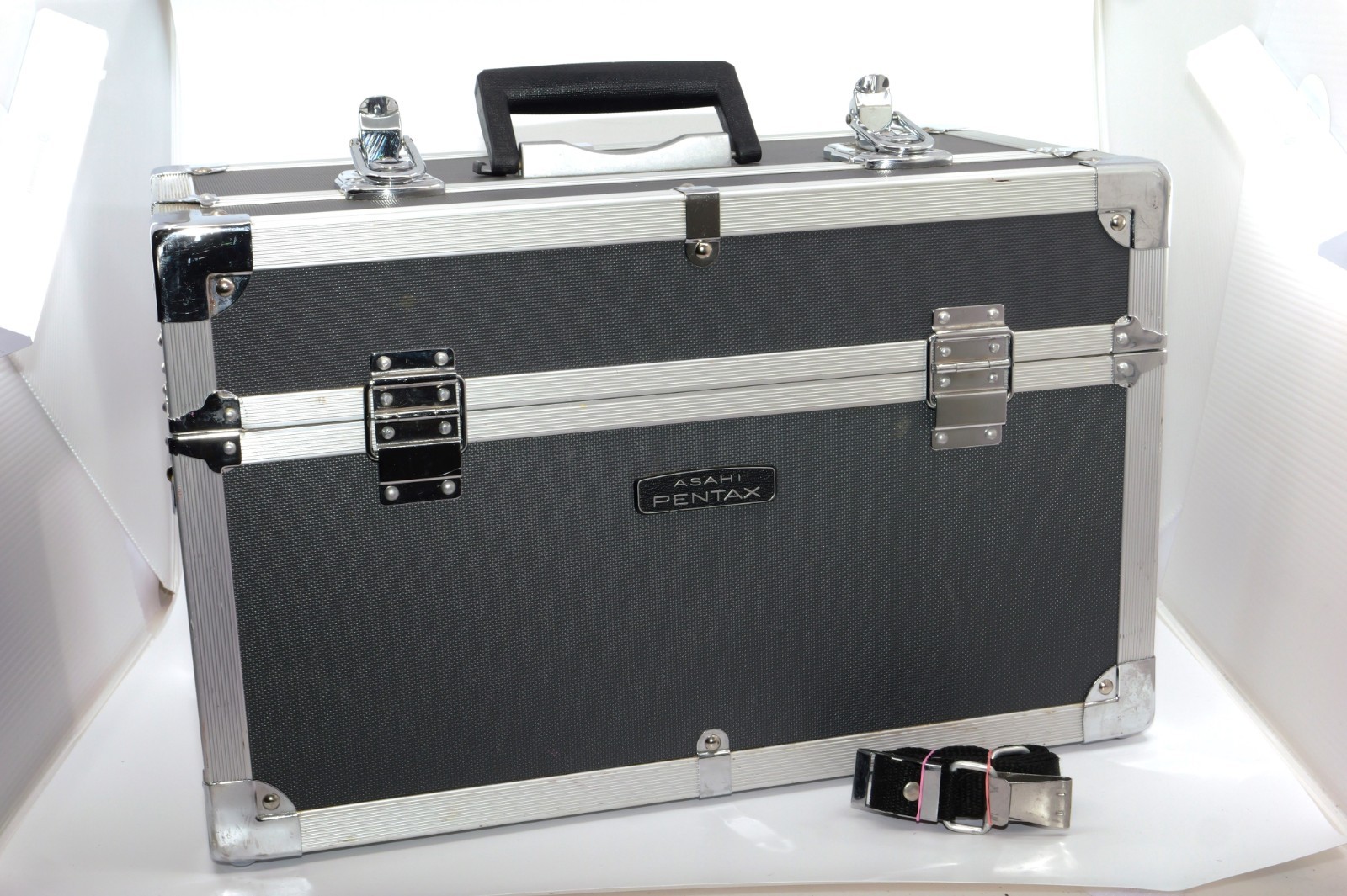 PENTAX 6x7 Original Metal Trunk Hard Case for Pentax 6x7 Cameras. Strap. Keys.