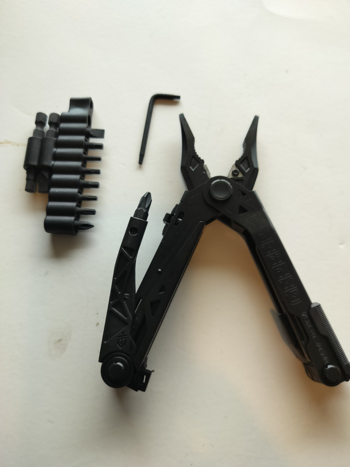 Gerber Center-Drive All Black Multi-tool with bit set New in plastic