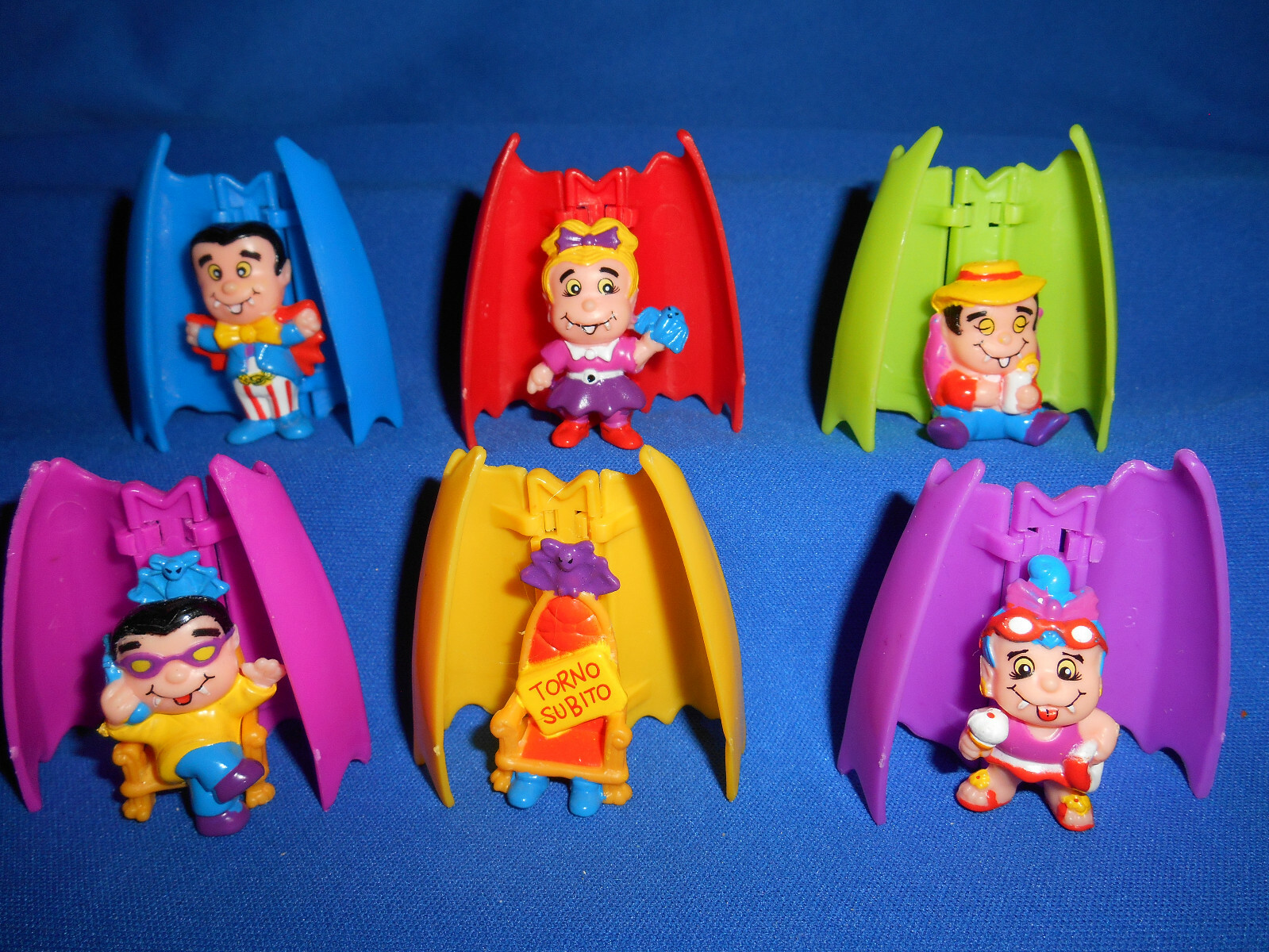PLASTIC VAMPIRES Set of 6 Miniature Toy FIGURINES Italian Mini Surprise Figures