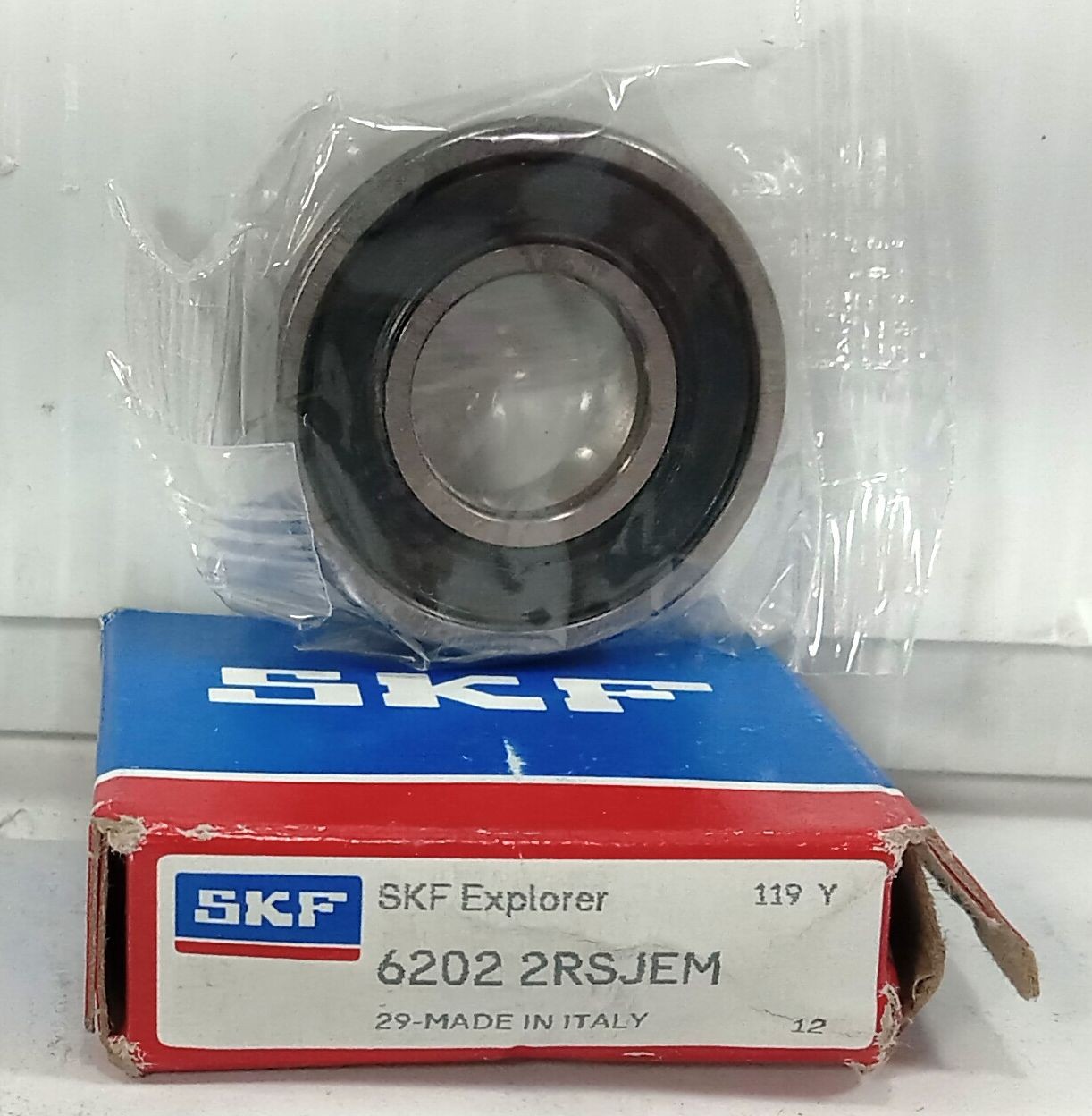 1 NEW SKF 6202 2RSJEM 15X35X11 RADIAL DEEP GROOVE BALL BEARING NIB *MAKE OFFER*