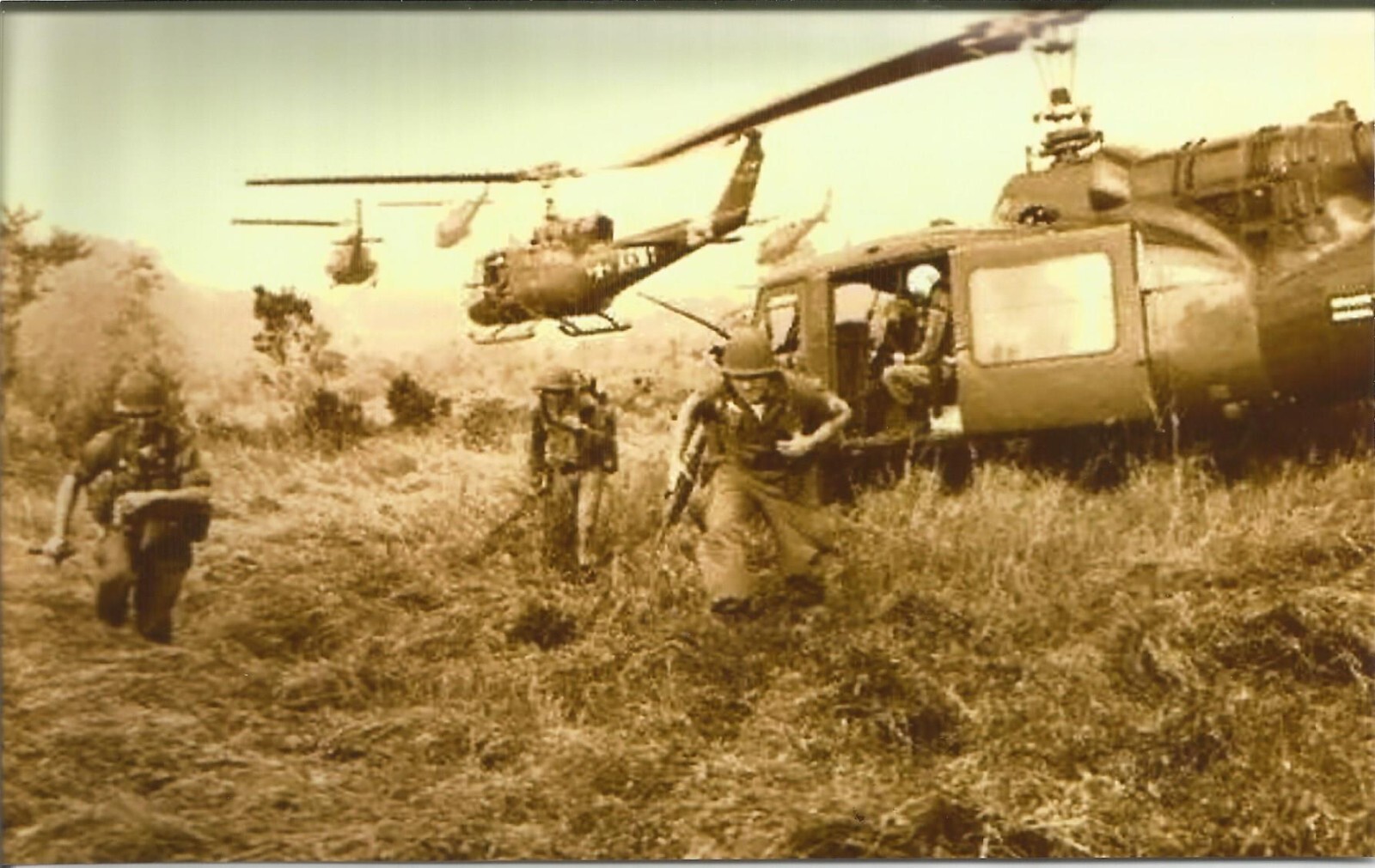 Vietnam  War  Photos --  US Soldier -  LZ Landing Zone