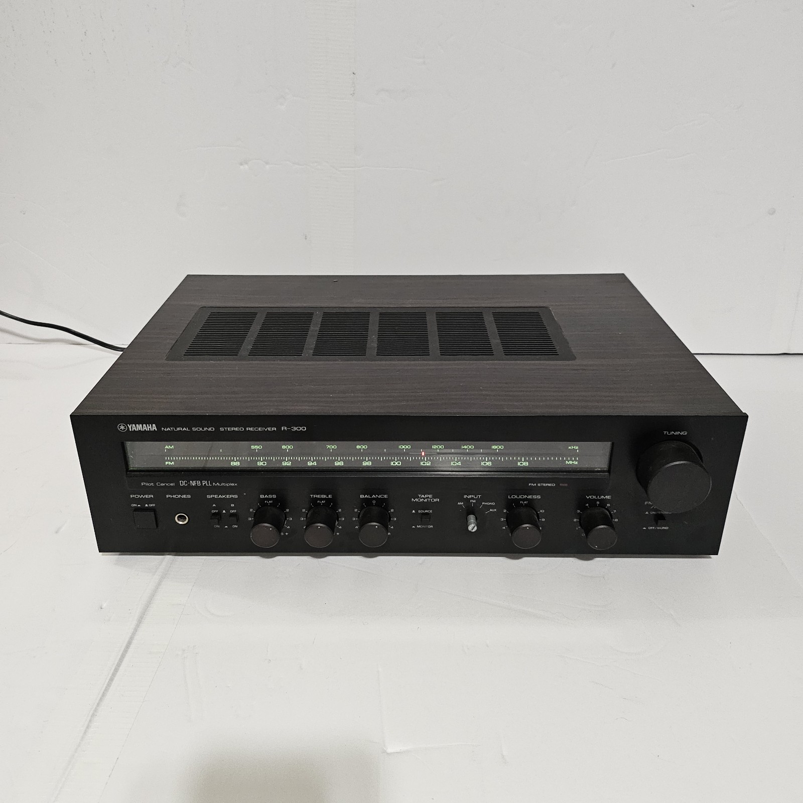 Yamaha R-300 Natural Sound Stereo Receiver Black/Wood Cabinet PARTS/REPAIR AS IS