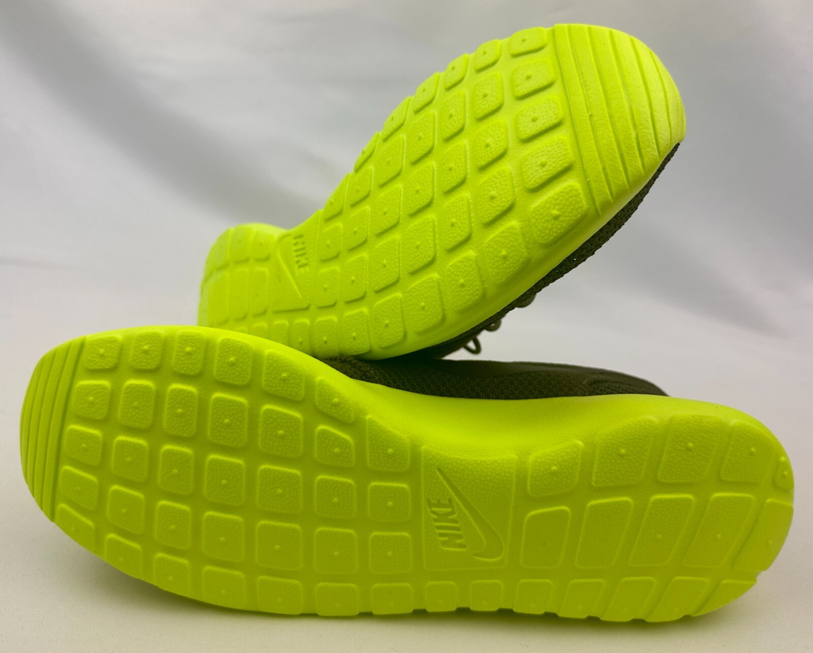 Nike Roshe One Shoes Bamboo Turf Green Deep Volt 511881-307 Men's sz NIB