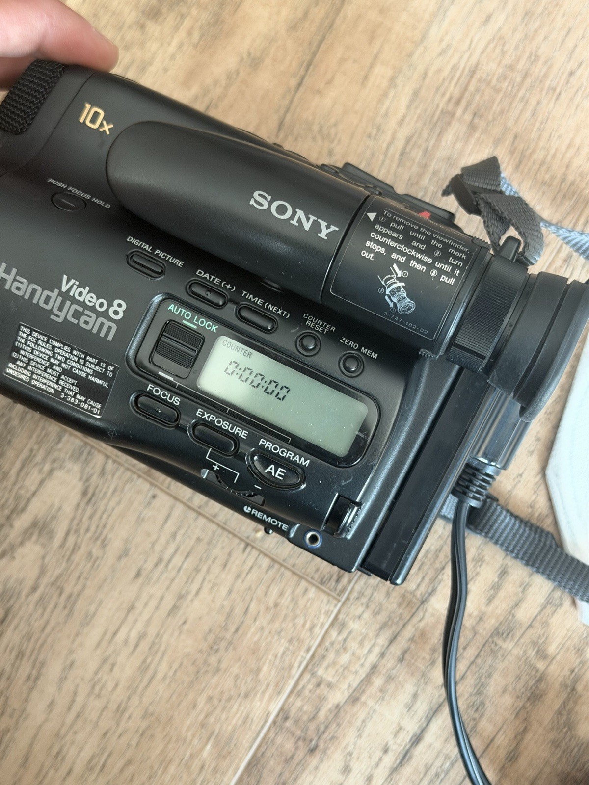 Sony Video 8 Handycam CCD-TR77 With Accessories READ DESCRIPTION
