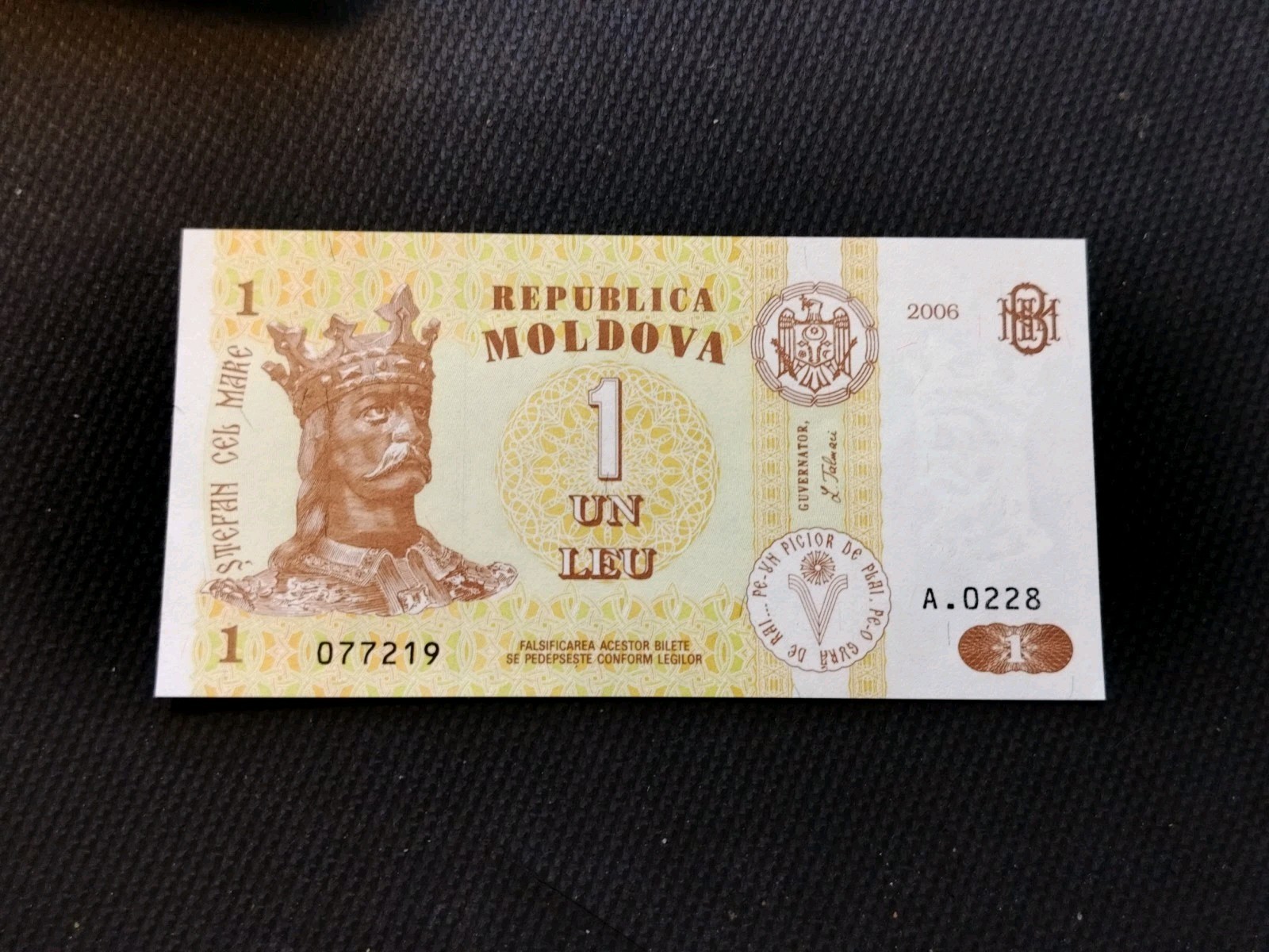 1 Leu Bank Note from Moldova Uncirculated - #077217 - Crisp Note - Item O6