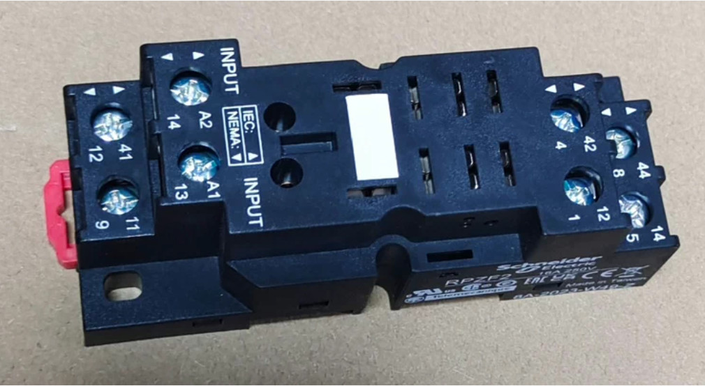 1PC NEW Schneider Relay base RPZF2 #YY