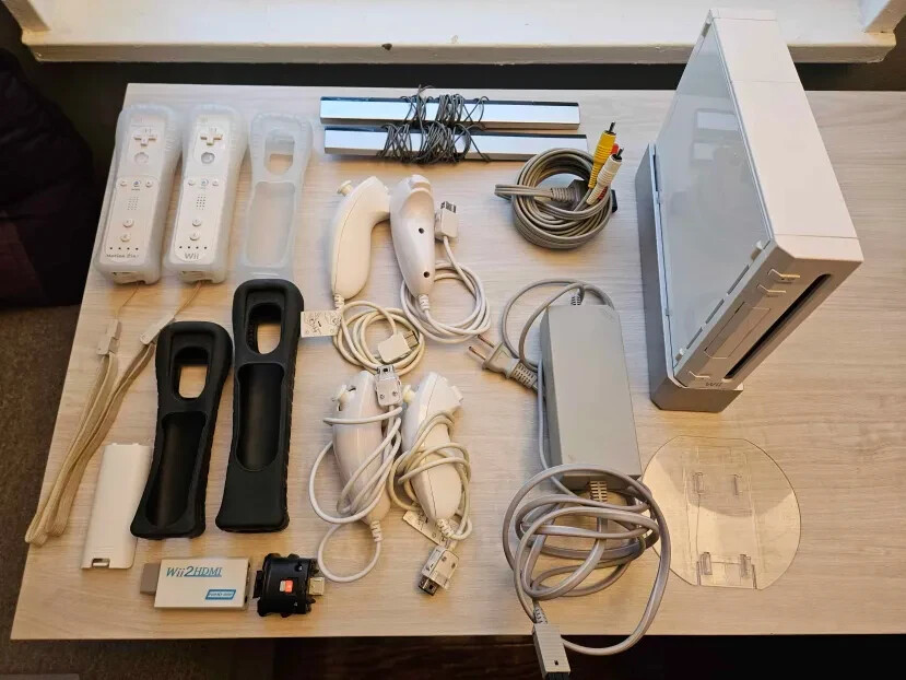 Nintendo Wii 512MB Gaming Console - White (RVLSWFSP)
