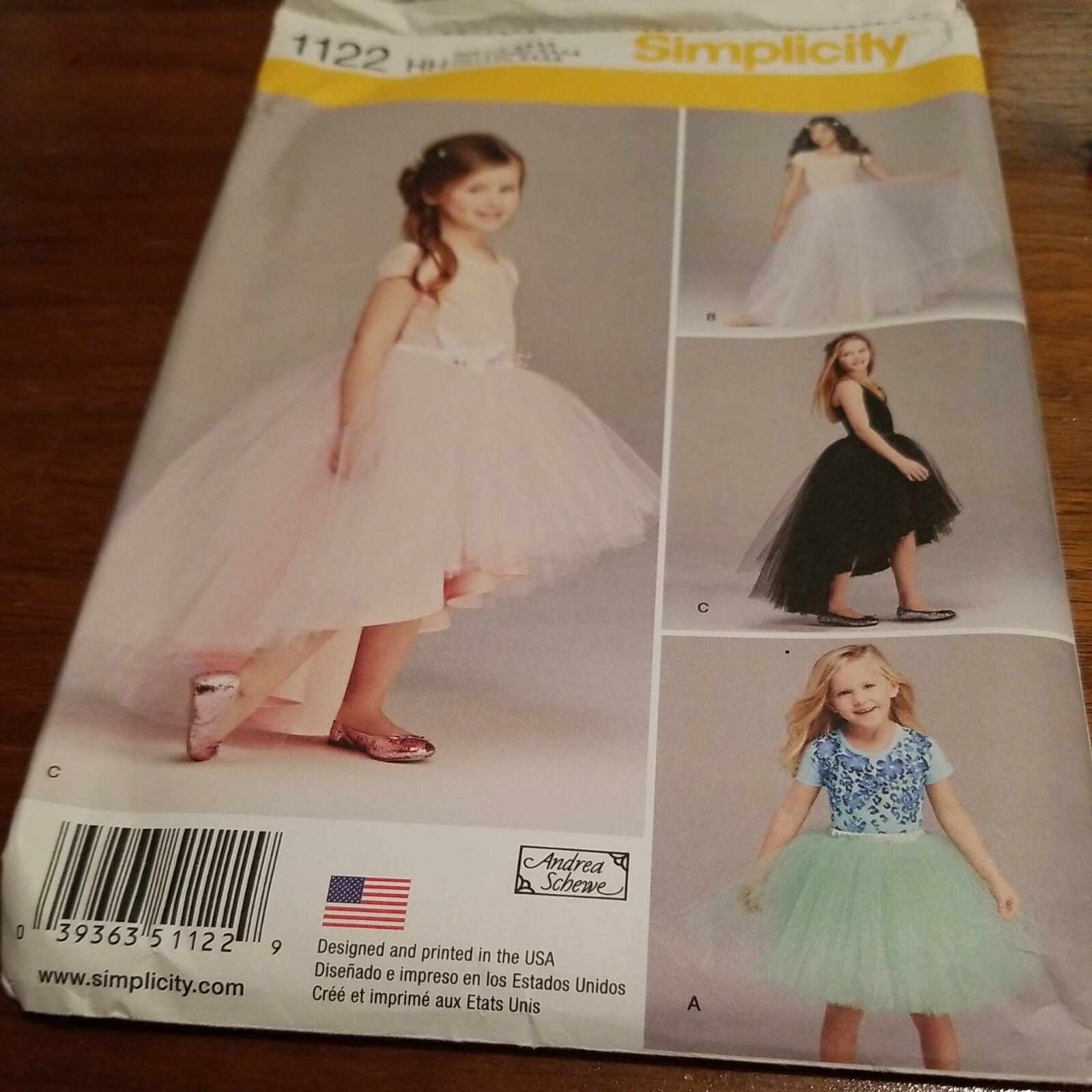 Simplicity Andrea Schewe #1122 (Factory Fold)
