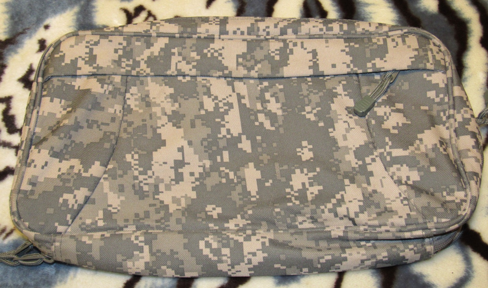 CAMO MILITARY TRAVEL KIT ORGANIZER IN VERY GOOD CONDITION