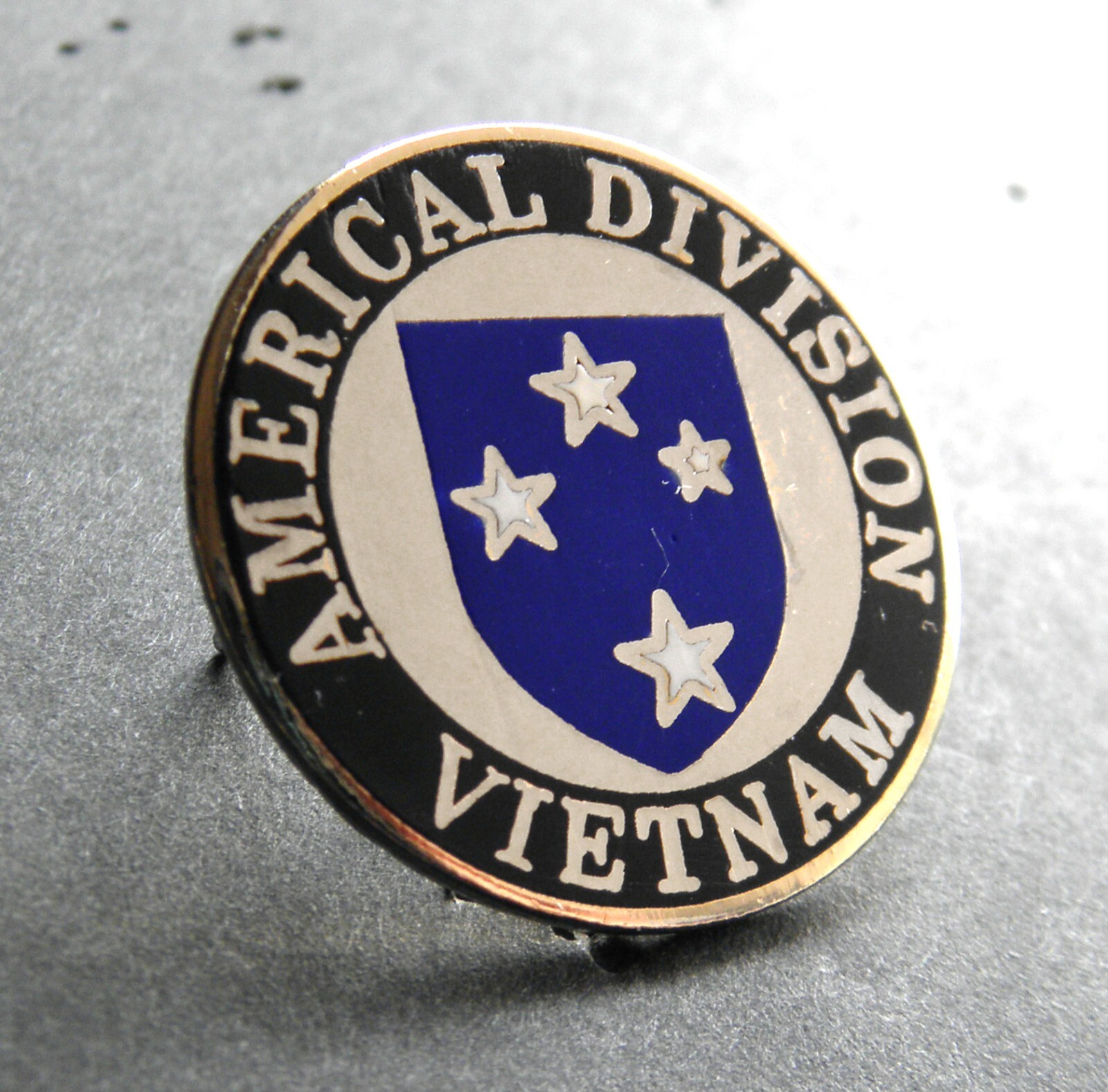 ARMY AMERICAL 23RD INFANTRY DIVISION VIETNAM LAPEL PIN 1 INCH